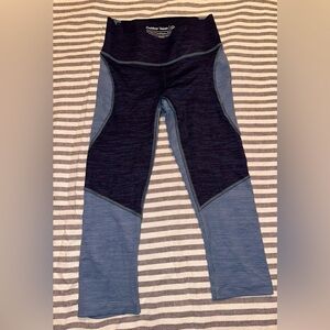 Outdoor Voices cropped kneecap leggings size XS